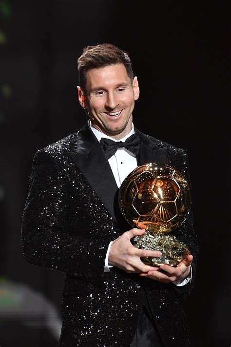 Leo Messi recoge su séptimo Balón de Oro con el esmoquin